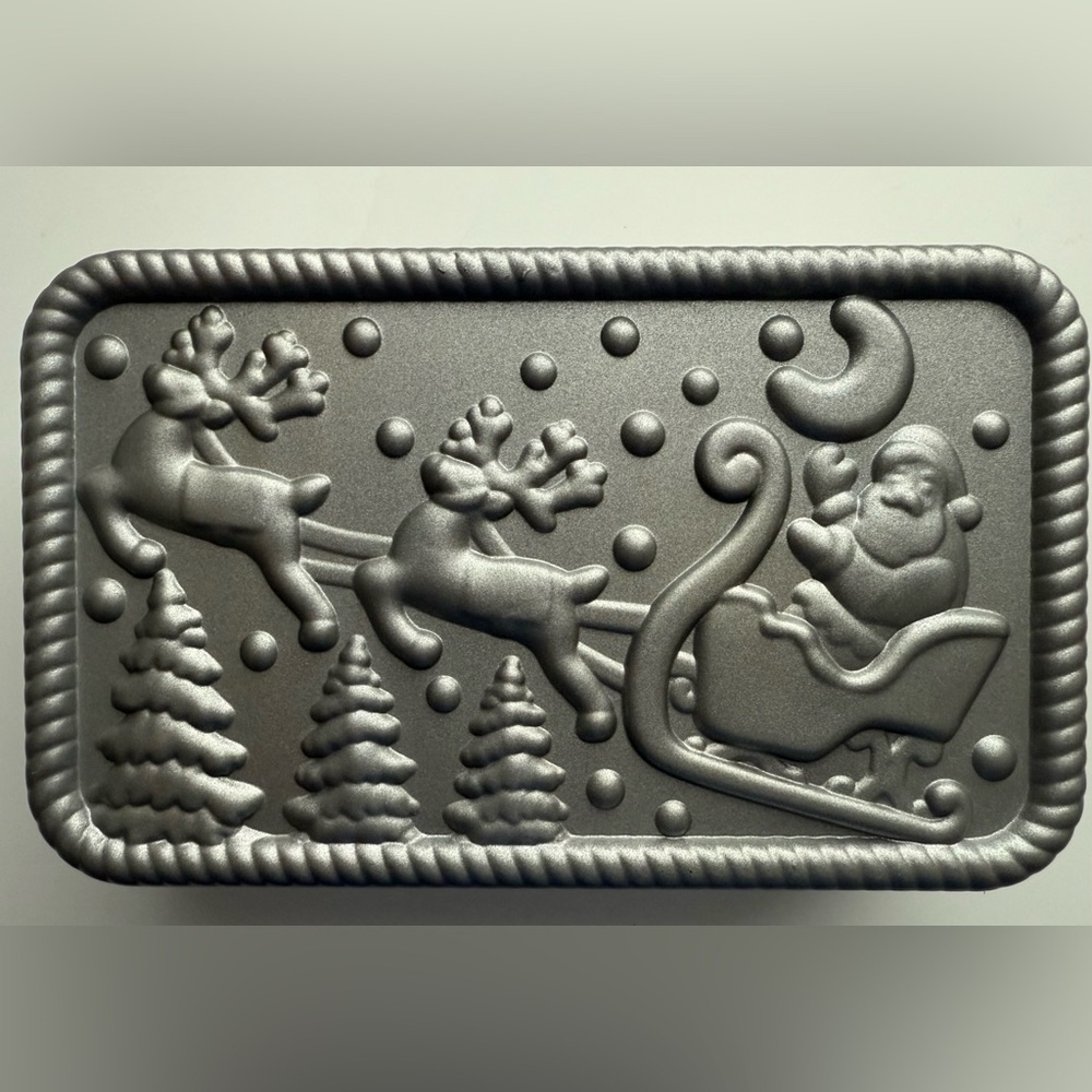 Ciroa Santa & Reindeer Loaf Pan - NWOT - Picture 2 of 10